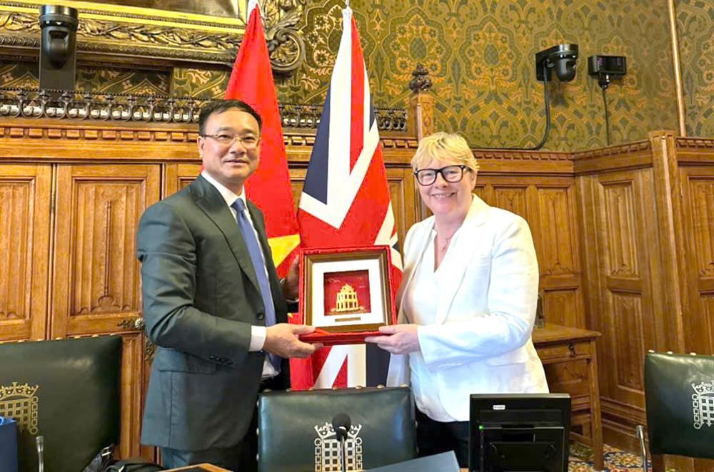 Deputy Minister Pham The Tung presents Minister Angela Eagle with souvenirs.