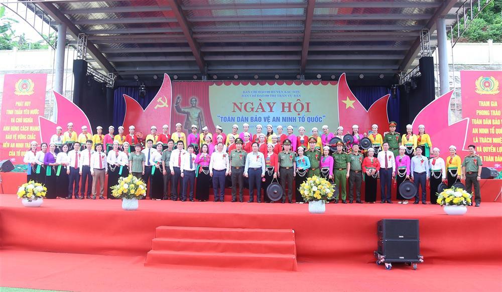 Delegates join group photo.