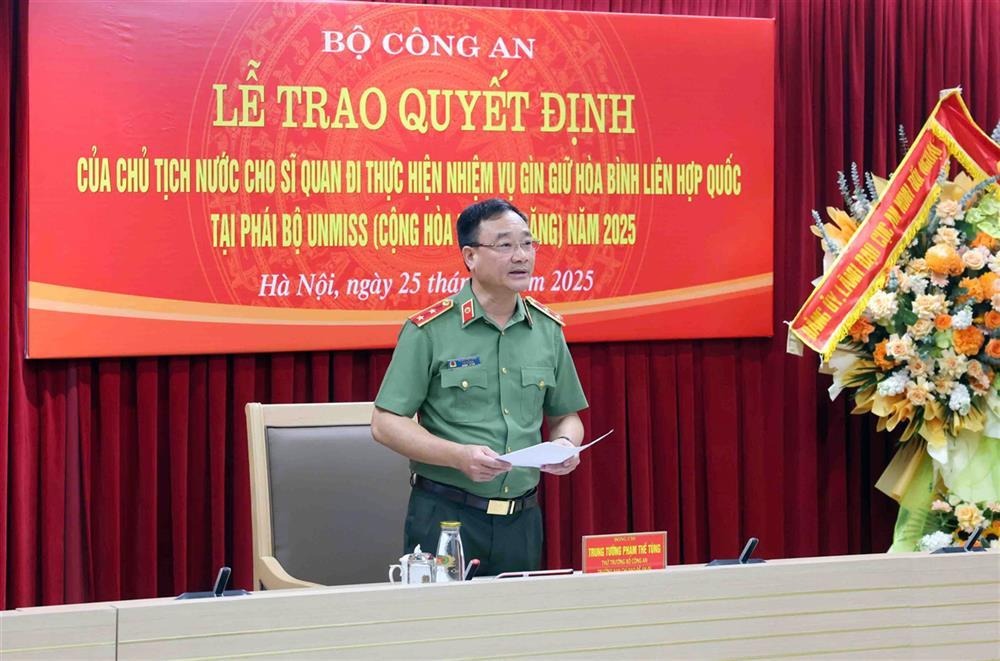 Deputy Minister Pham The Tung addresses the ceremony.