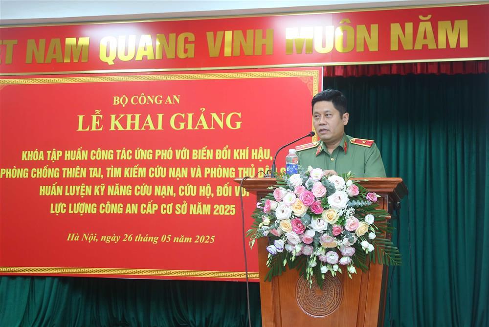 Major General Nguyen Hong Nguyen speaks at the ceremony.