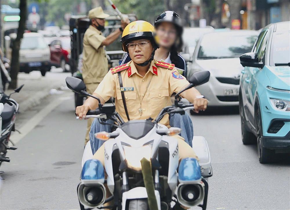 Traffic police officer use patrol motorcycle to escort student to exam site.
