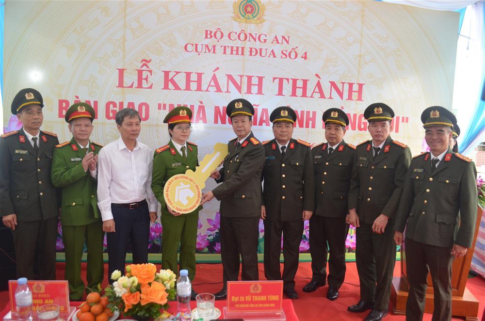 Delegates hand over House of Comradeship to Senior Lieutenant Nguyen Thi Minh Hoa.