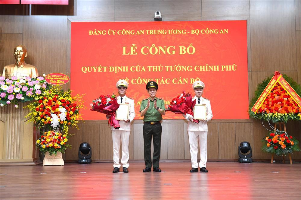 Minister Luong Tam Quang hands over decisions to Lieutenant General Pham The Tung and Major General Nguyen Ngoc Lam.