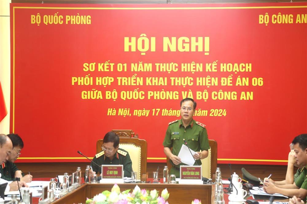 Deputy Minister Nguyen Van Long speaks at the meeting.