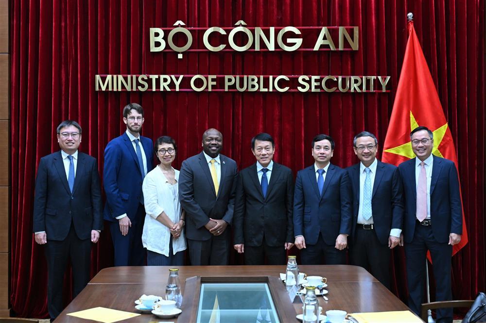 Delegates join group photo.