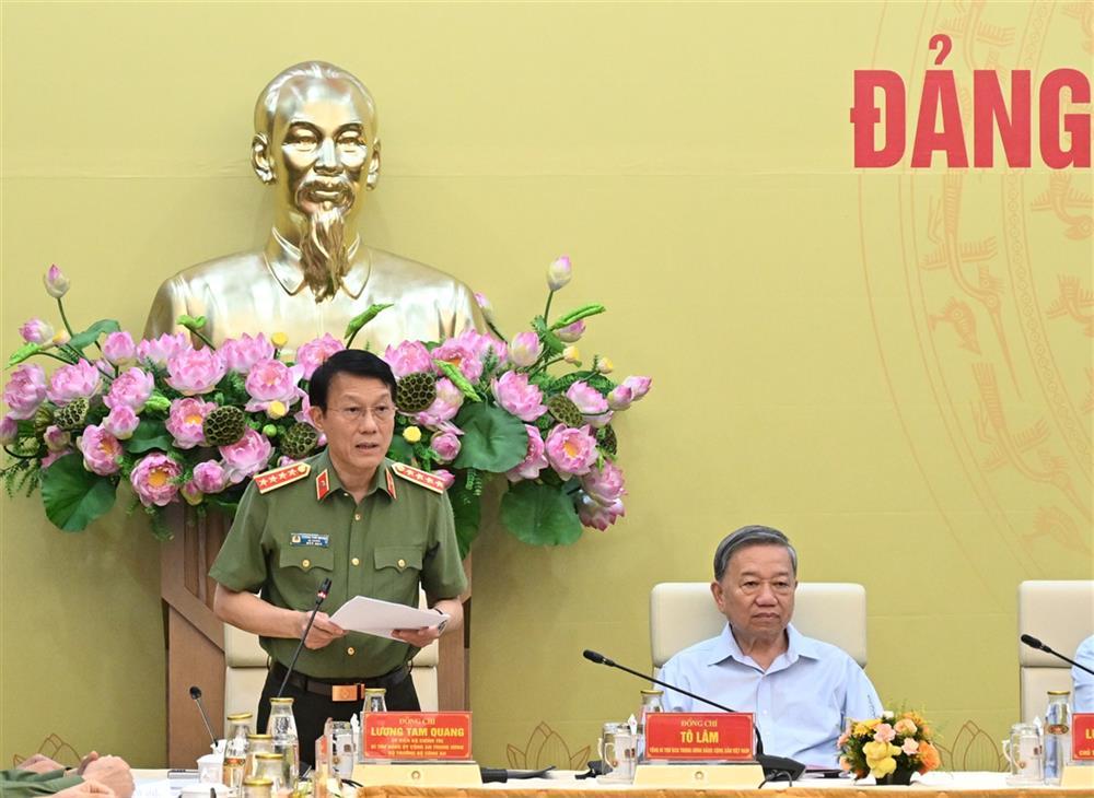 Minister Luong Tam Quang speaks at the meeting.