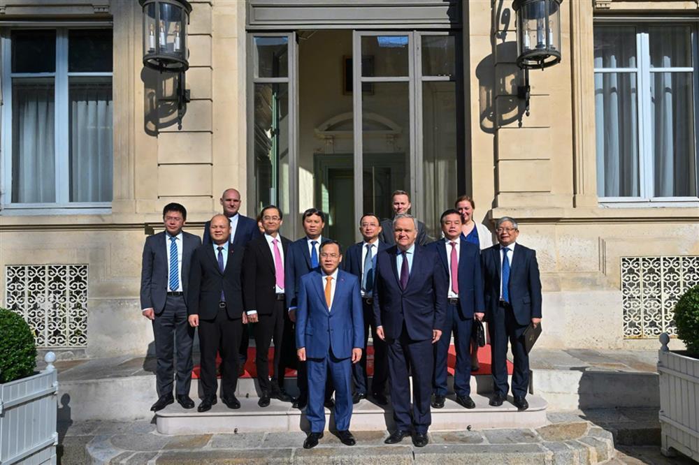 Delegates join group photo.