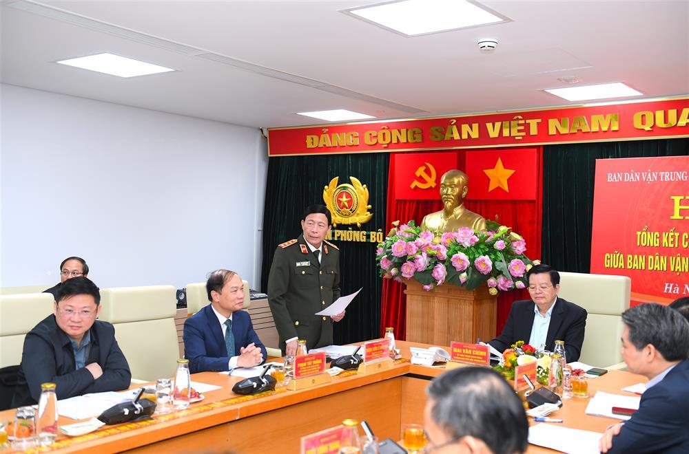 Deputy Minister Le Quoc Hung speaks at the meeting.