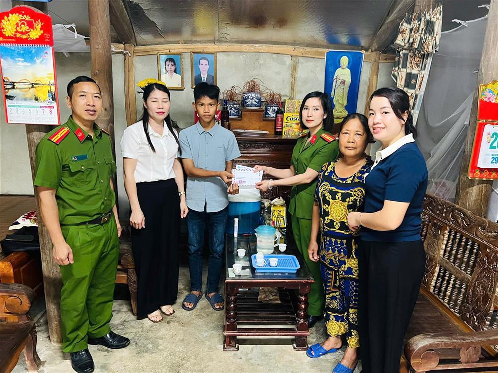 Hung Long communal police officers present gifts to Cao Hai Dang.
