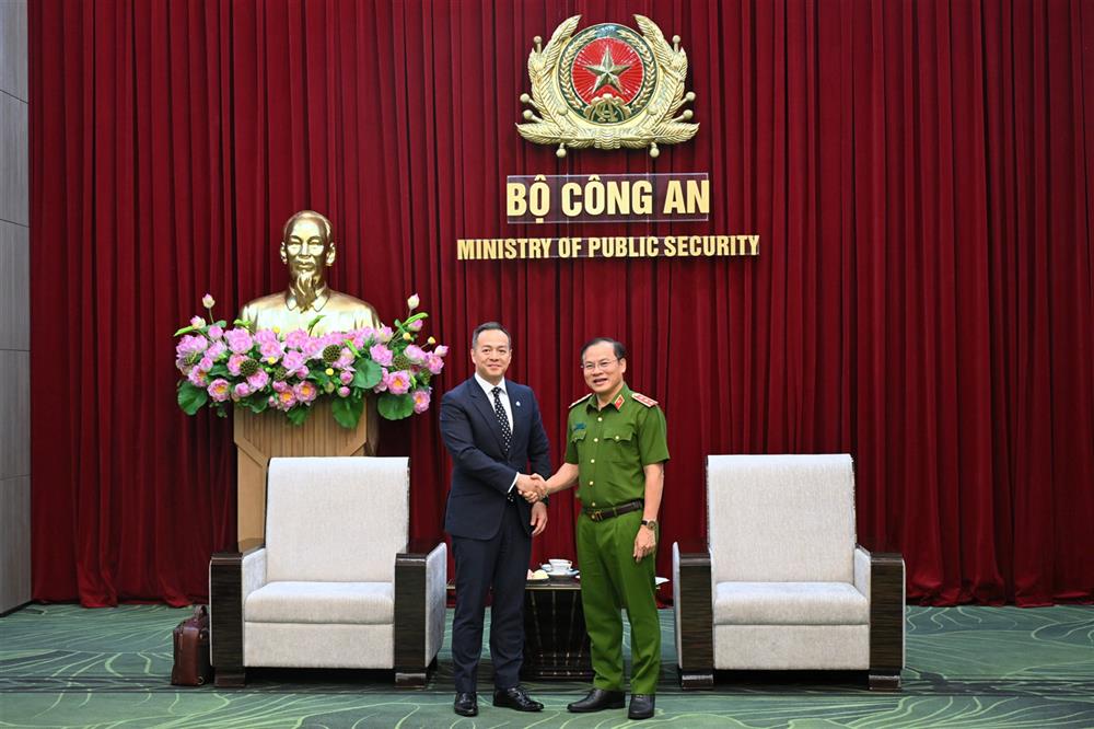 Deputy Minister Nguyen Van Long hosts Commissioner Chou Yat-ming.