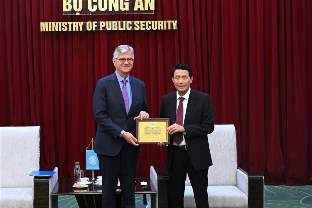 Deputy Minister Le Quoc Hung presents UN Under-Secretary-General Jean-Pierre Lacroix with souvenirs.