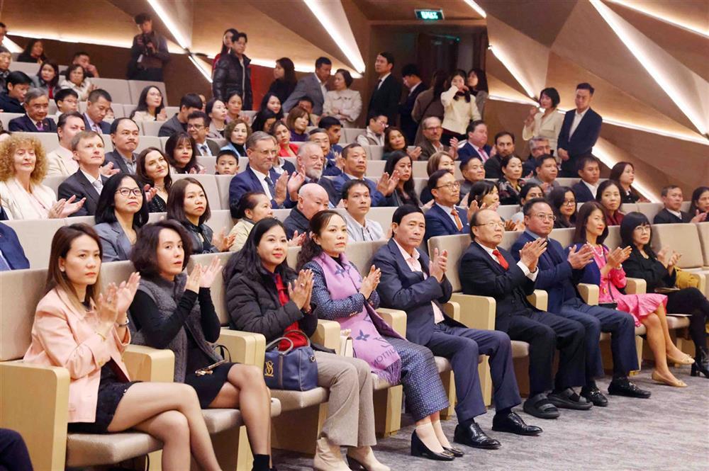 Deputy Minister Le Quoc Hung attends the concert.