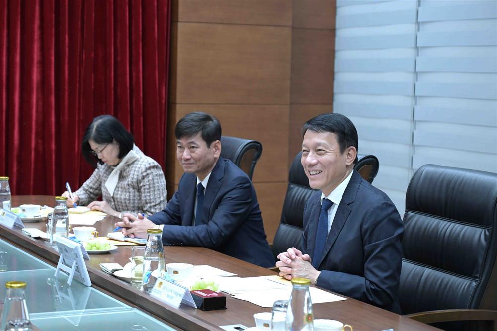 Minister Luong Tam Quang speaks at the meeting.