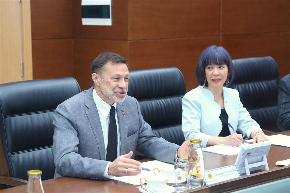 Australian Ambassador Andrew Goledzinowski speaks at the meeting.