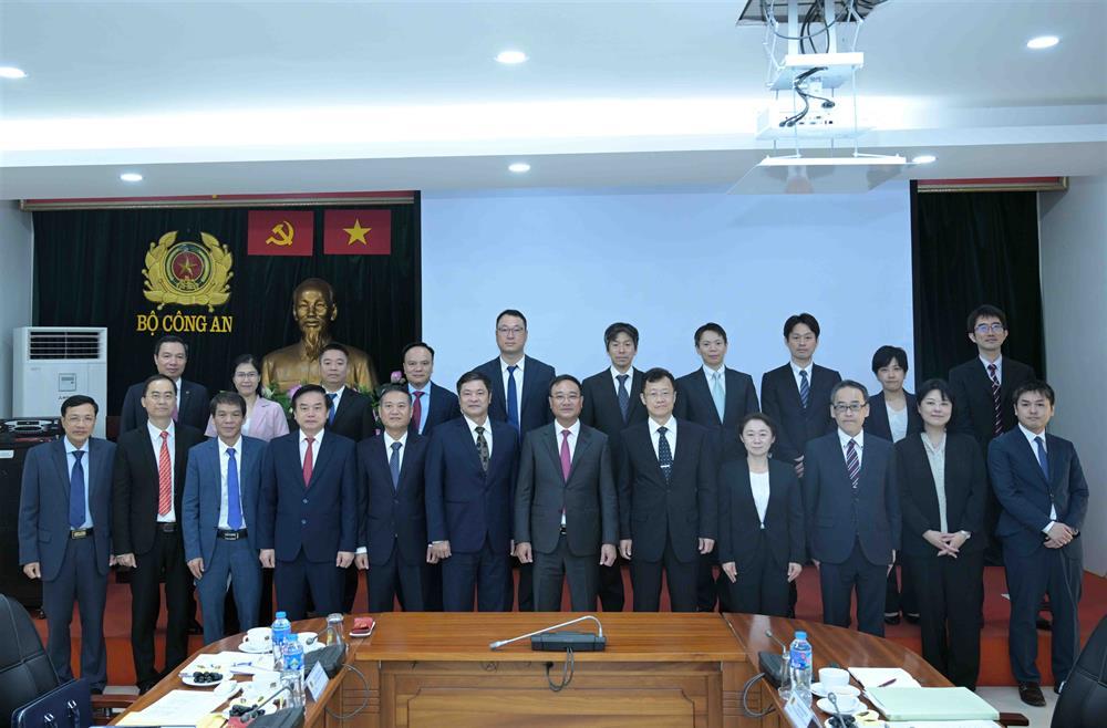 Delegates join group photo.