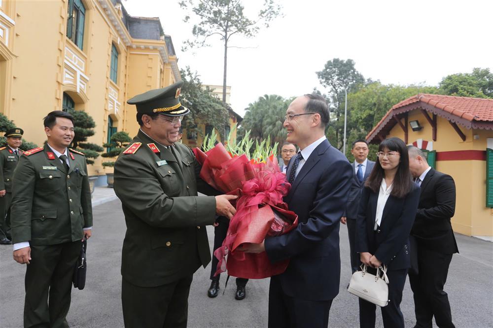 Lieutenant General Nguyen Hai Trung welcomes Deputy Director of Beijing Municipal Public Security Bureau Li Feng.