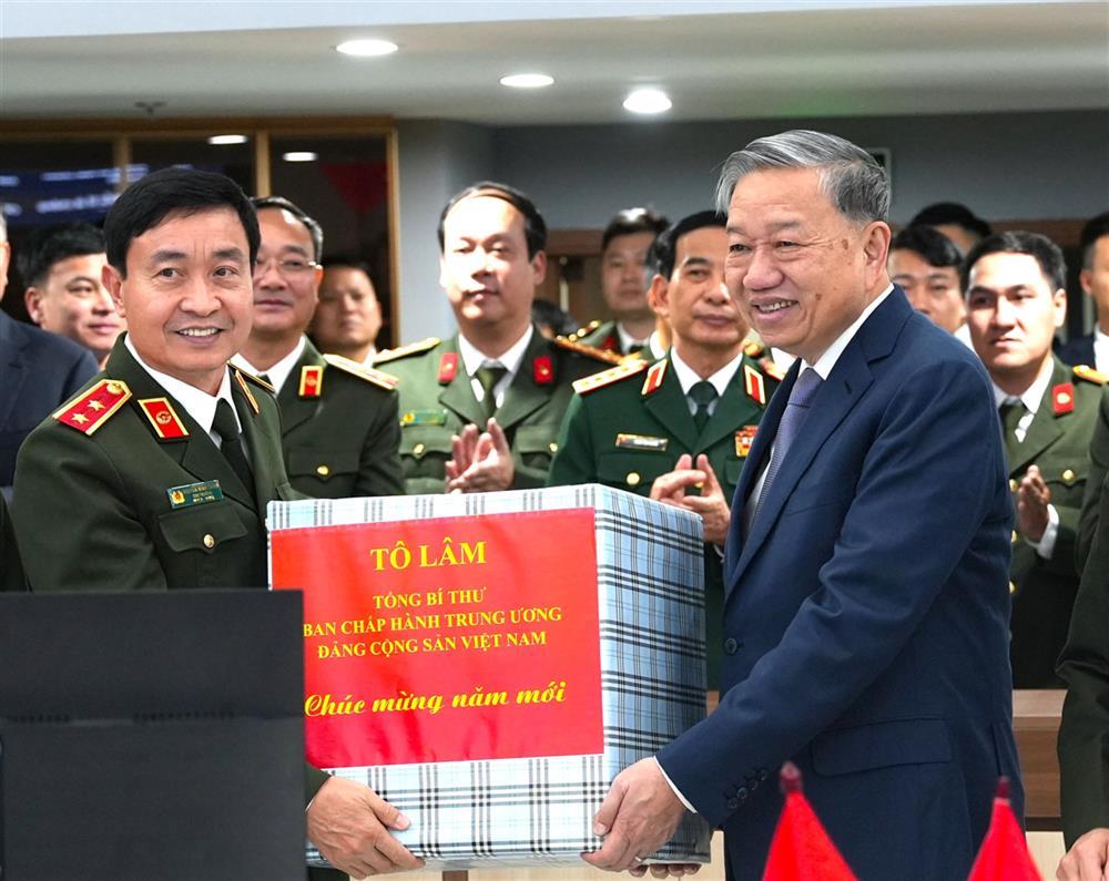 General Secretary To Lam presents Tet gifts to on-duty officers.