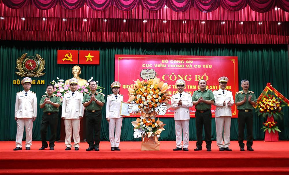 Leaders of Department of Telecommunications and Cipher present flowers to leaders of Public Security Center for Transmission Network Monitoring.