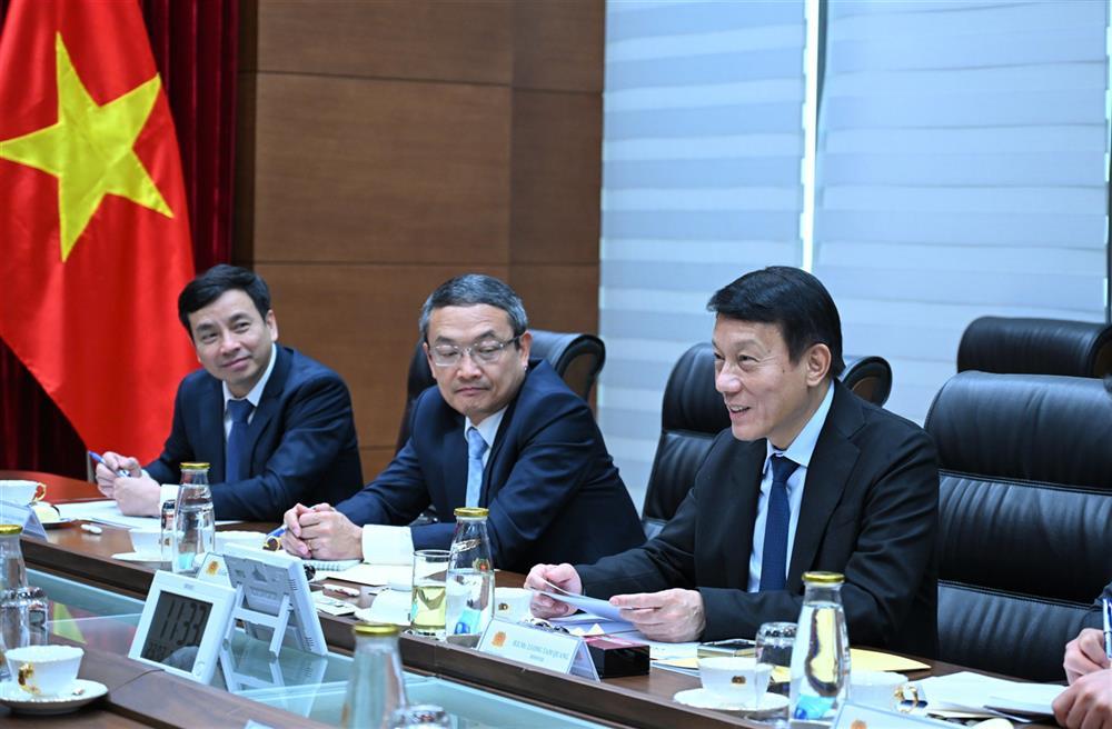 Minister Luong Tam Quang speaks at the meeting.