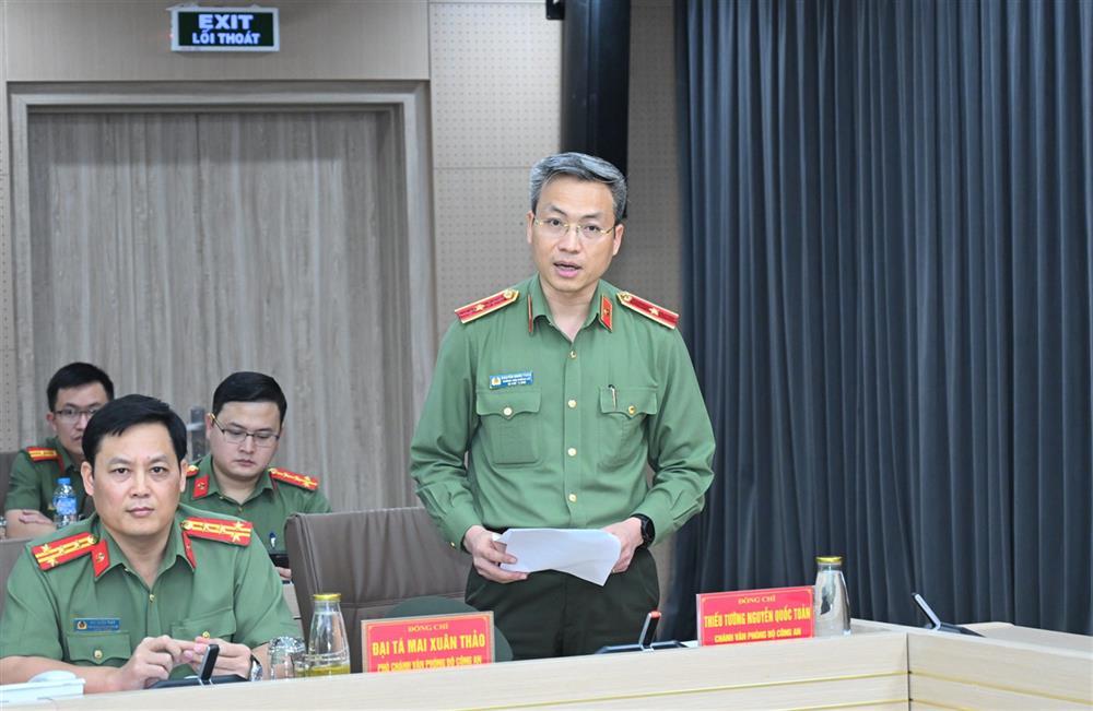 Chief of MPS Office Major General Nguyen Quoc Toan speaks at the meeting.