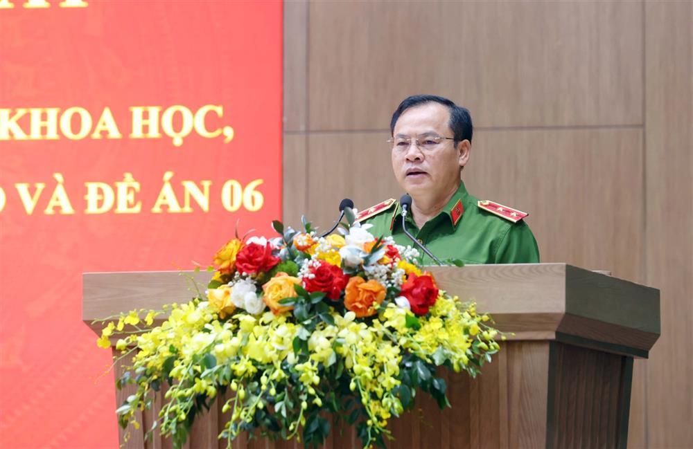 Deputy Minister Nguyen Van Long delivers opening remarks.