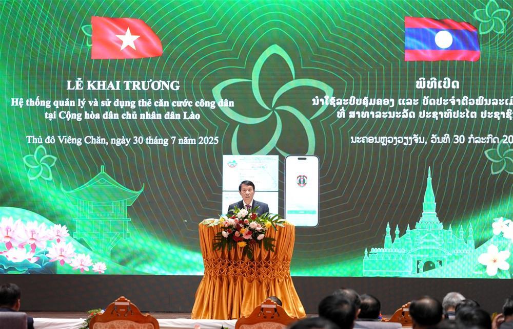 Minister Luong Tam Quang speaks at the event.