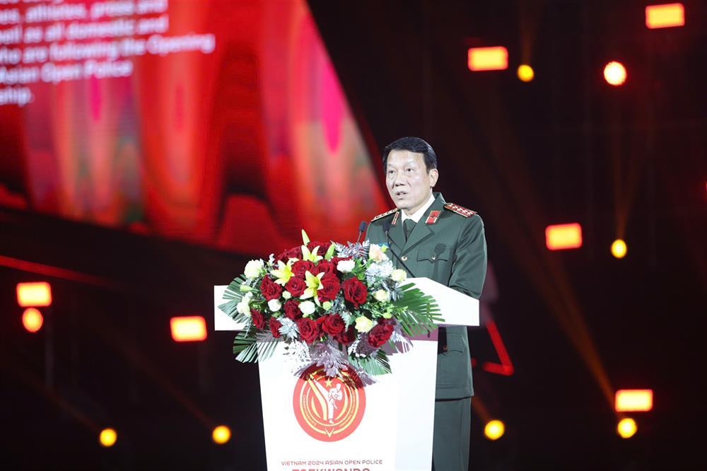 Minister Luong Tam Quang delivers opening remarks.