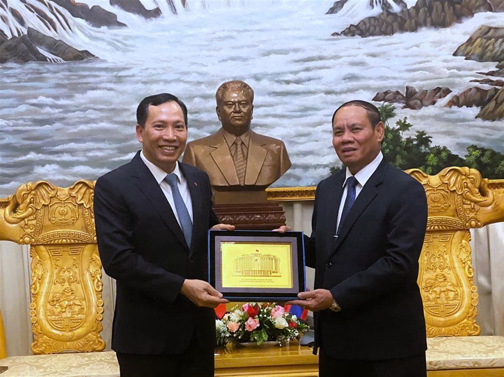 Deputy Minister Le Van Tuyen presents souvenirs to Lao Deputy Prime Minister and Minister of Public Security Vilay Lakhamphong.