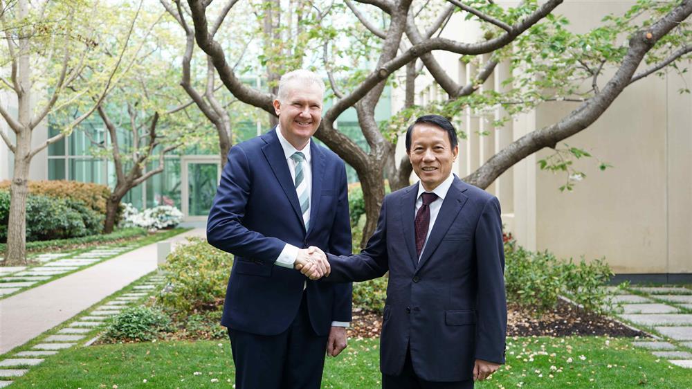 Minister Luong Tam Quang meets with Mr. Tony Burke.