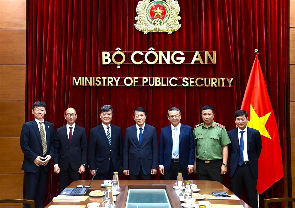 Delegates join group photo.