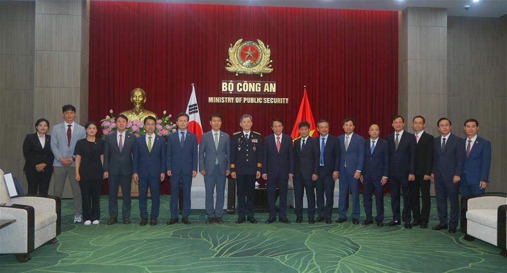 Delegates join group photo.