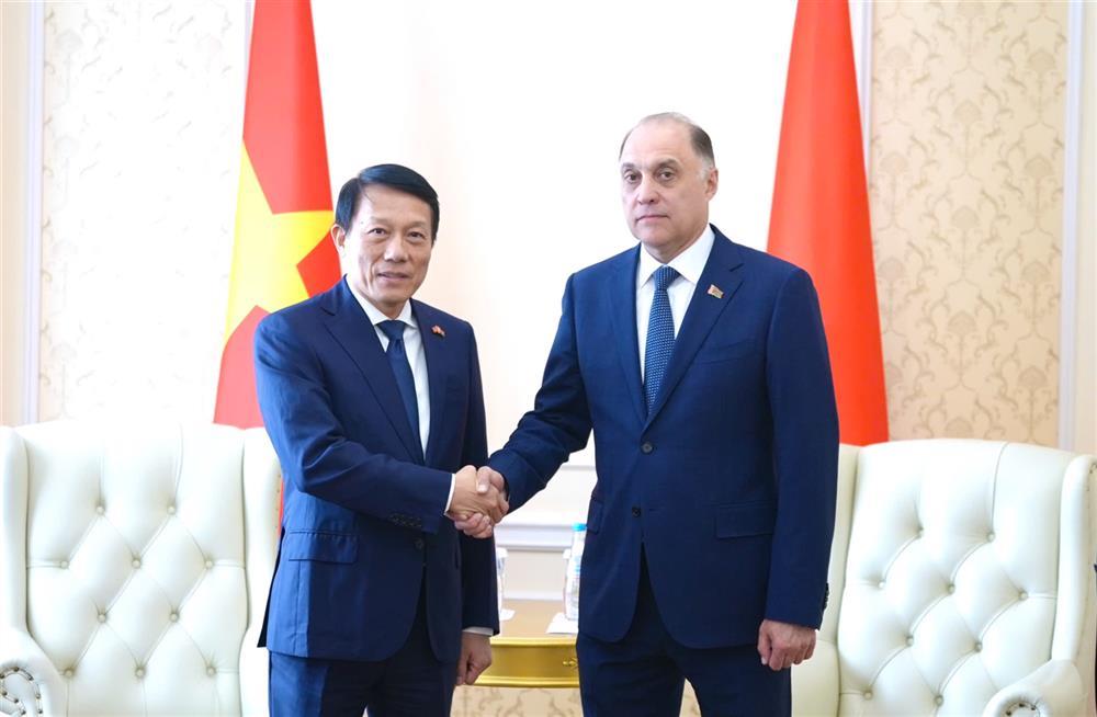 Minister Luong Tam Quang and Secretary Volfovich Aleksander Grigoryevich.