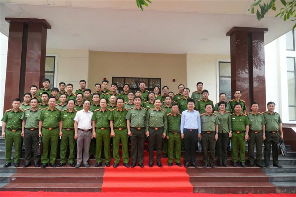 Delegates join group photo.
