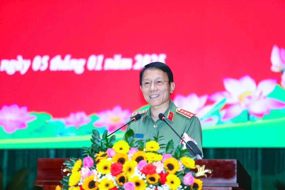 Minister Luong Tam Quang speaks at the meeting.