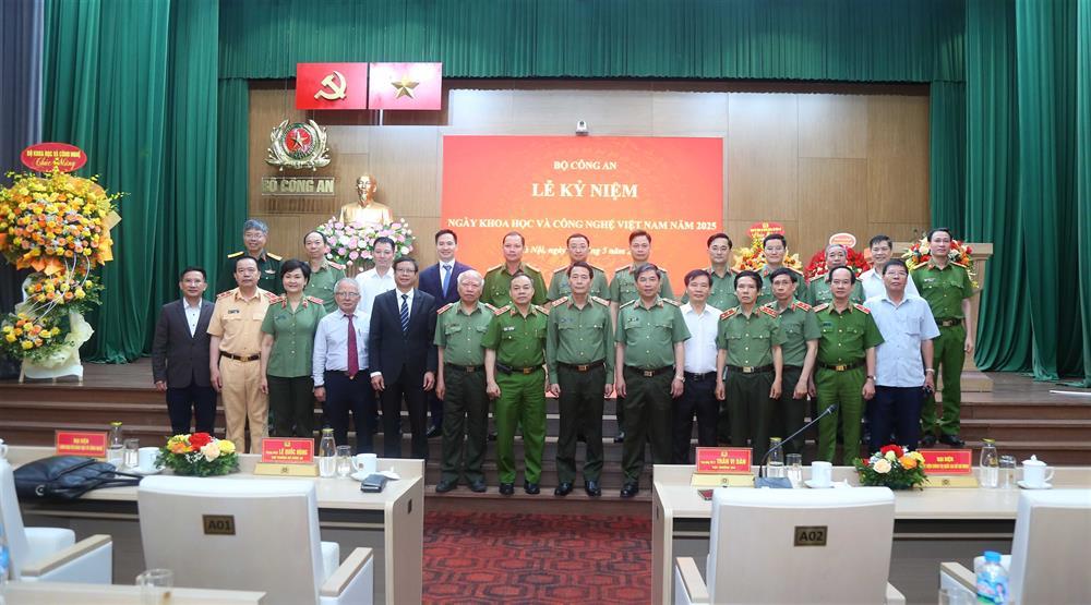 Delegates join group photo.