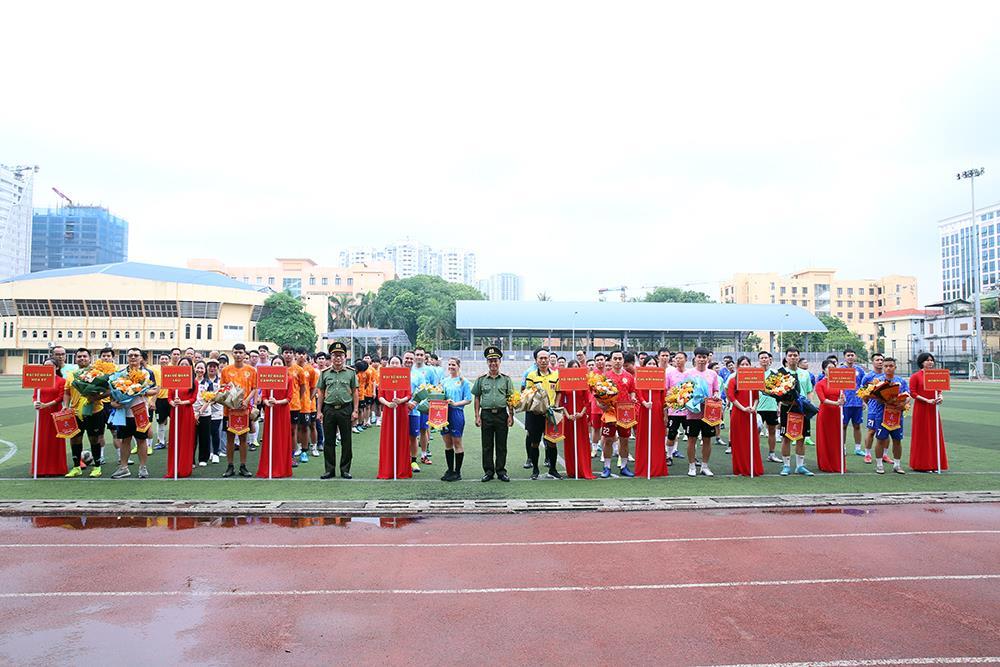 Delegates join group photo.