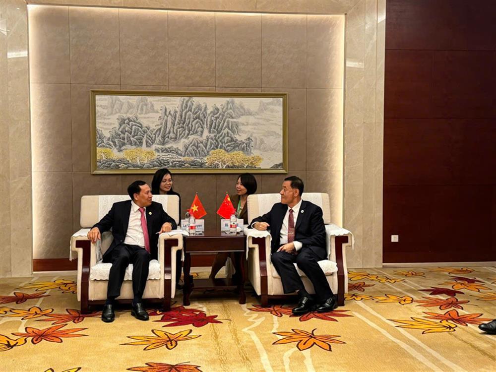 Deputy Minister Le Van Tuyen meets with Chinese counterpart Chen Siyuan.