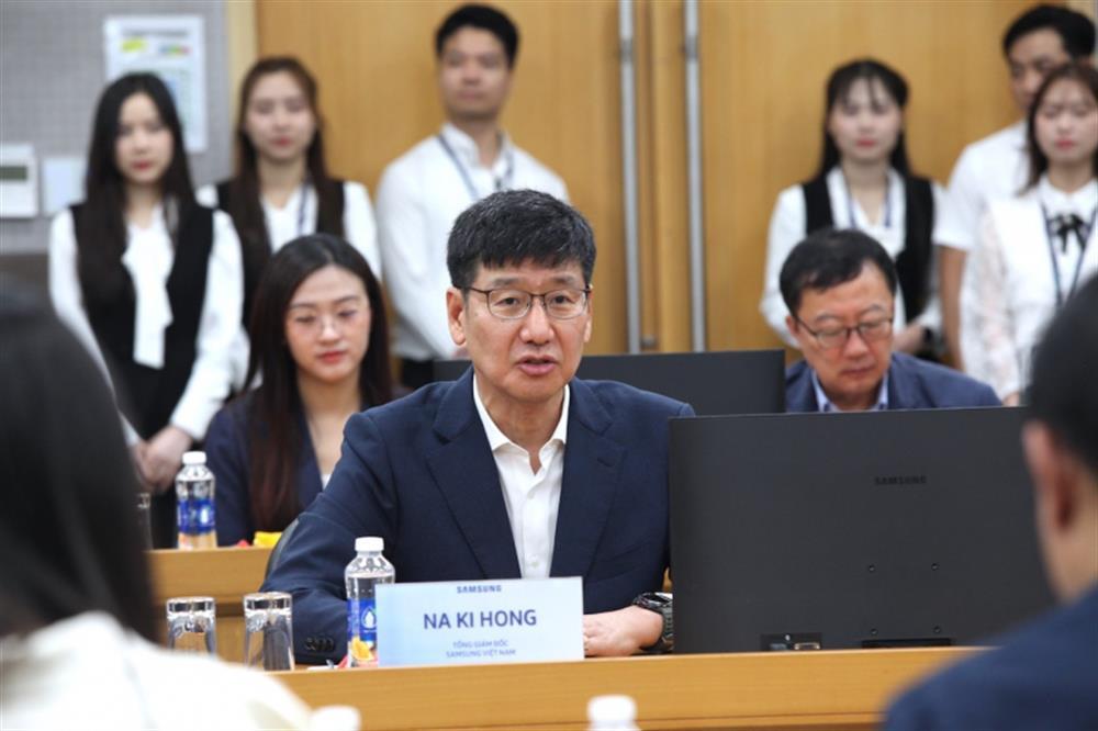 Samsung Vietnam’s General Director Na Ki Hong speaks at the working session.