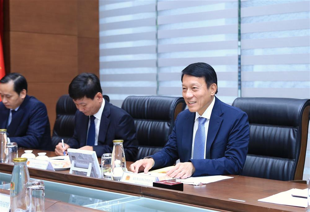 Minister Luong Tam Quang speaks at the meeting.