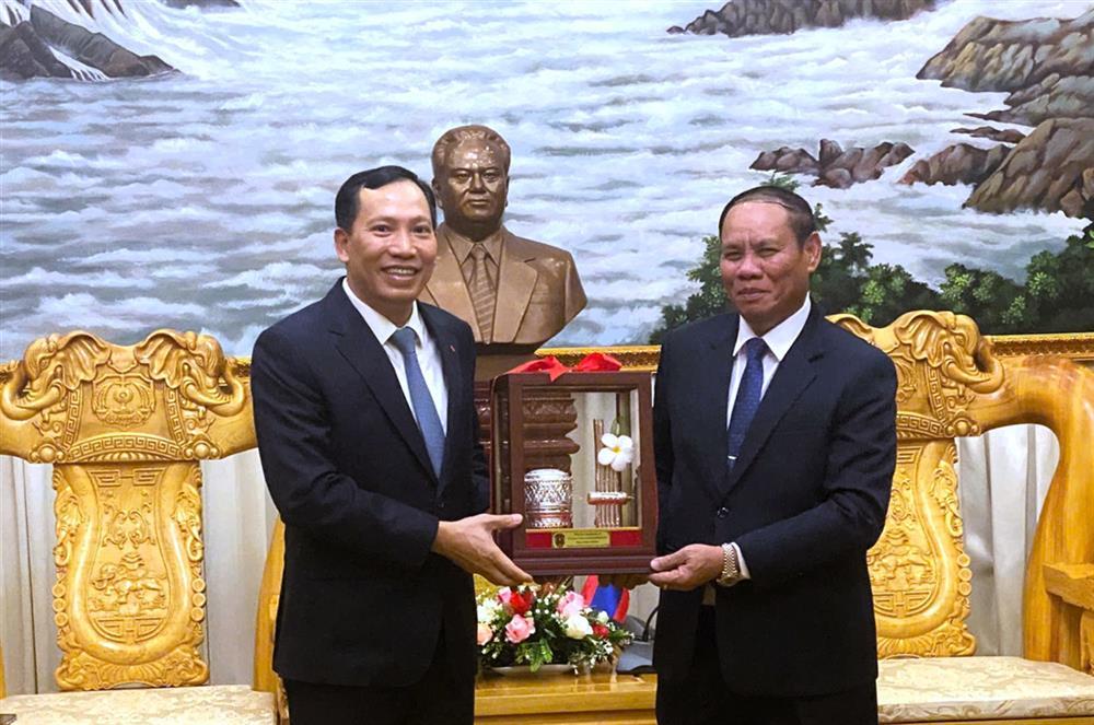Lao Deputy Prime Minister and Minister of Public Security Vilay Lakhamphong presents Deputy Minister Le Van Tuyen with souvenirs.