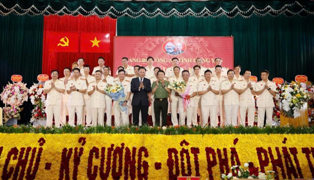 Delegates join group photo.
