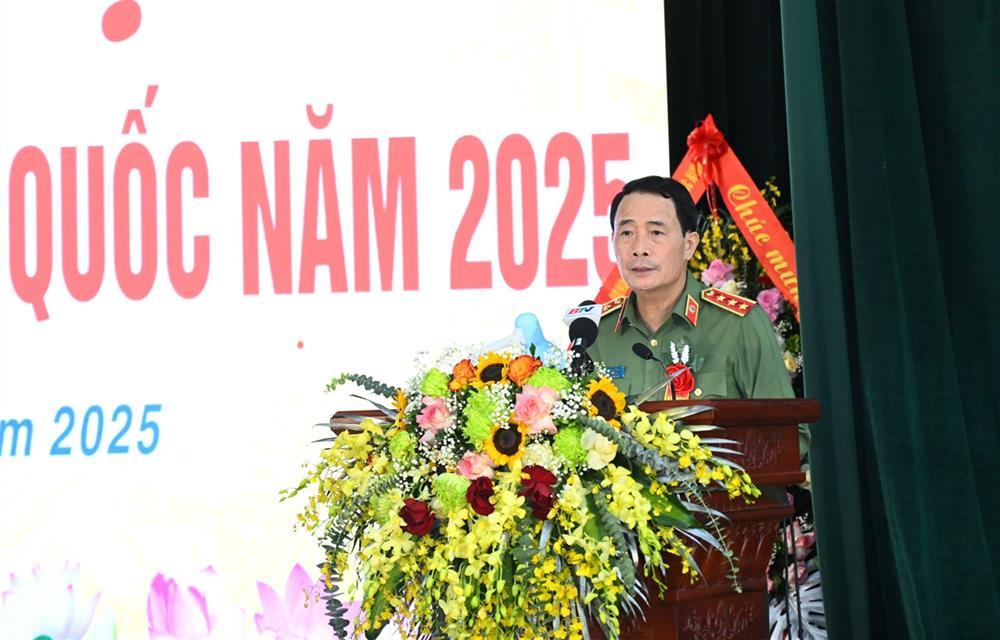 Deputy Minister Le Quoc Hung addresses the event.