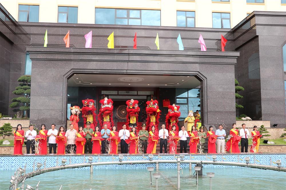 Delegates cut ribbons to inaugurate Kien Giang Provincial Police Department’s new headquarters.
