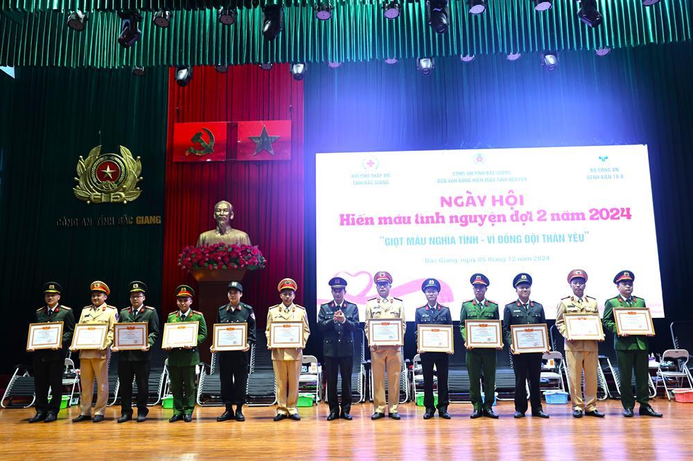 Leaders of Bac Giang Provincial Police Department present certificates of merit to outstanding individuals.
