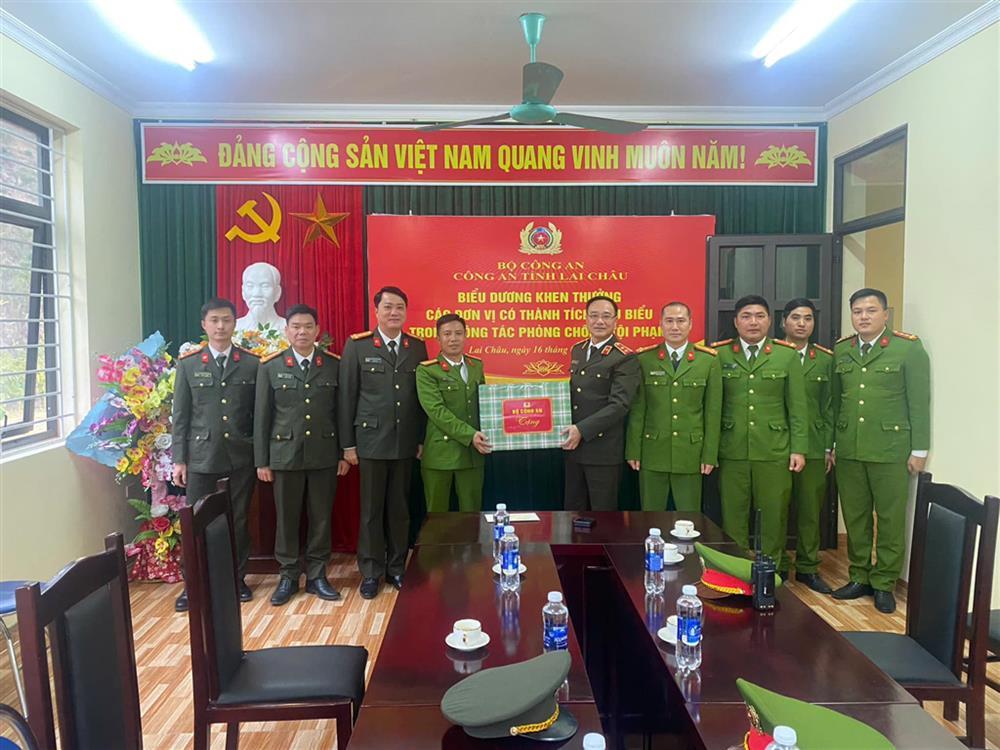 Deputy Minister Pham The Tung presents Tet gifts to Pa Tan Communal Police Post.