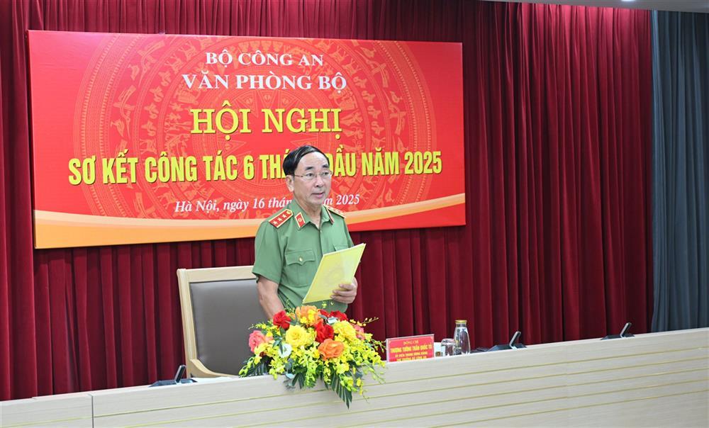 Deputy Minister Tran Quoc To addresses the meeting.