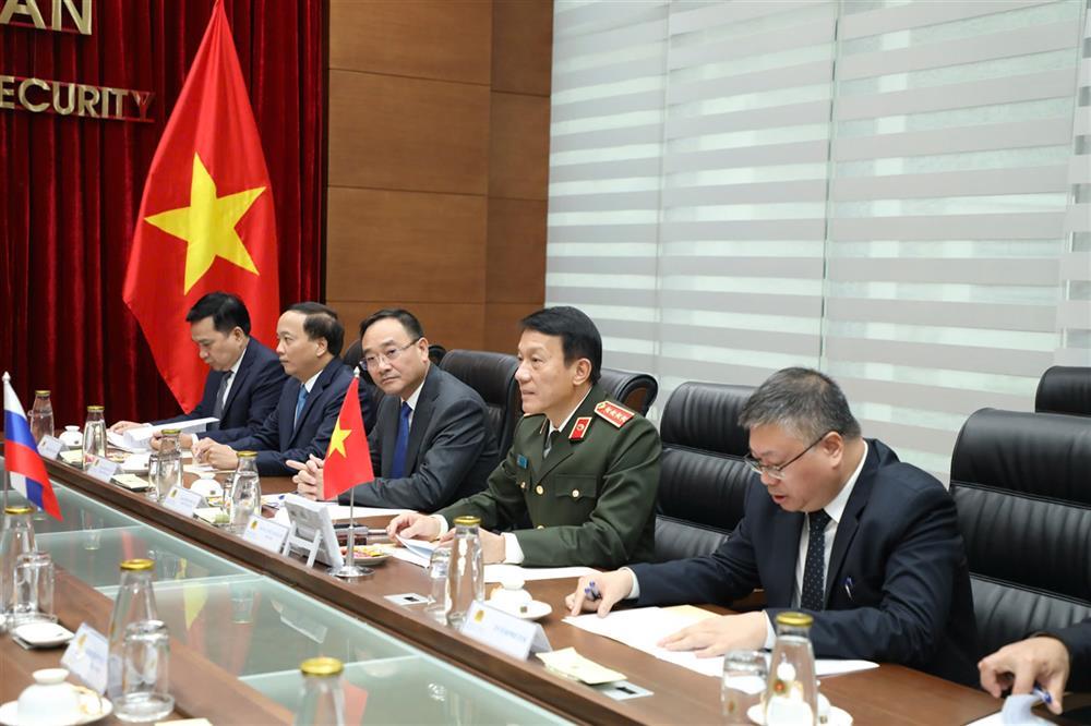 Minister Luong Tam Quang speaks at the meeting.