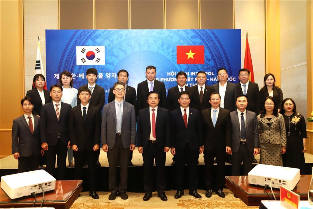 Delegates join group photo.