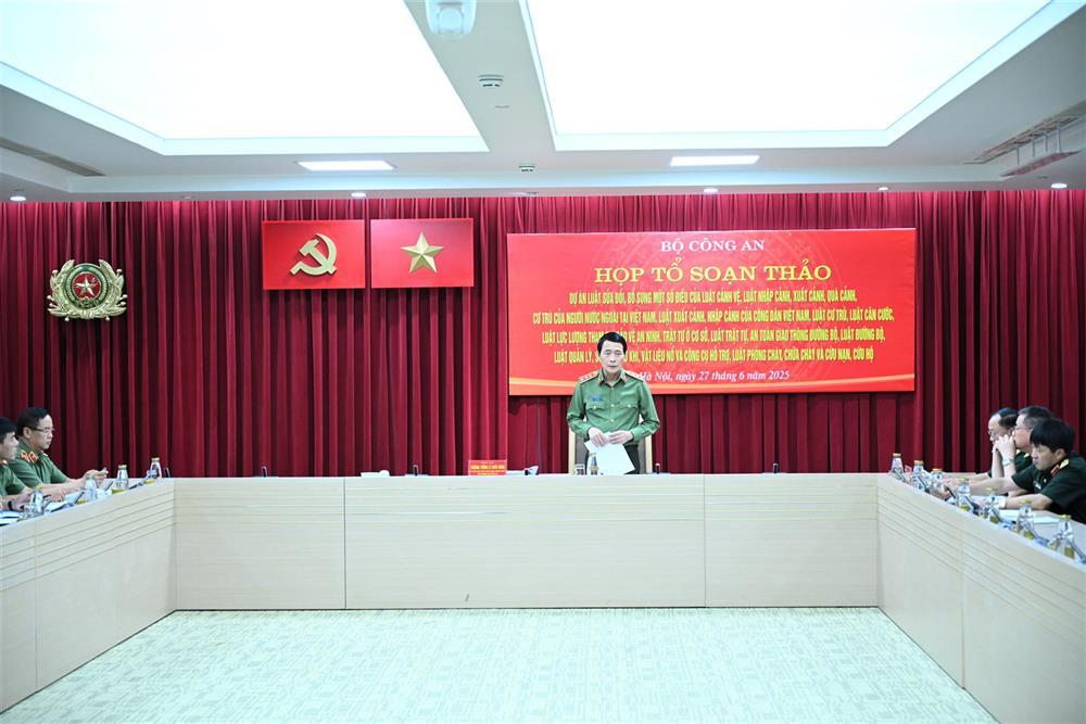 Deputy Minister Le Quoc Hung chairs the meeting.