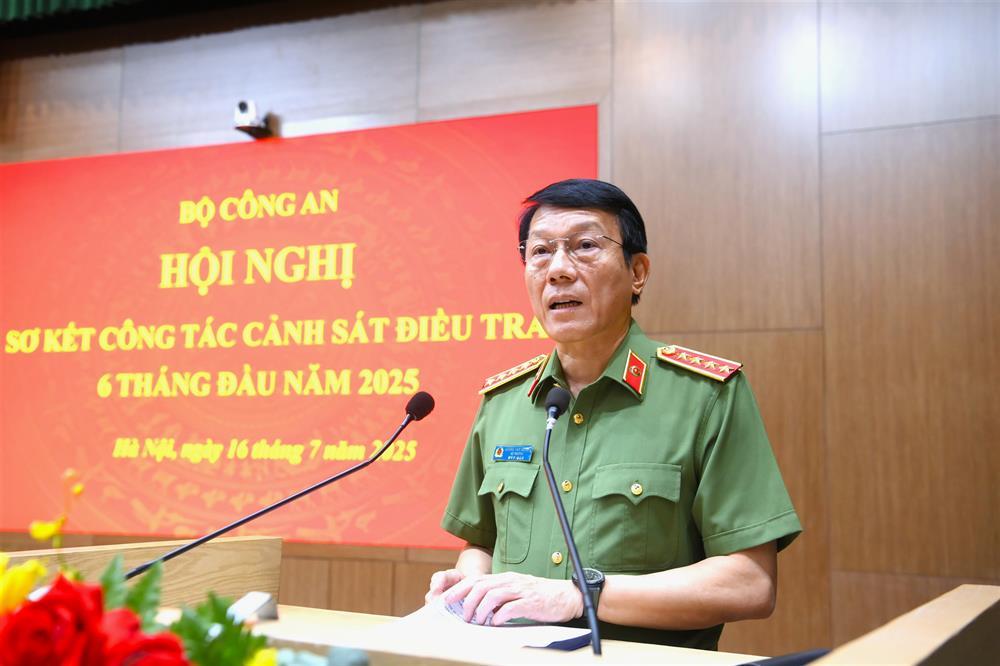 Minister Luong Tam Quang delivers opening remarks.